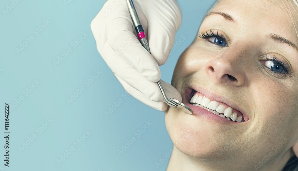 接受牙医牙科检查的妇女