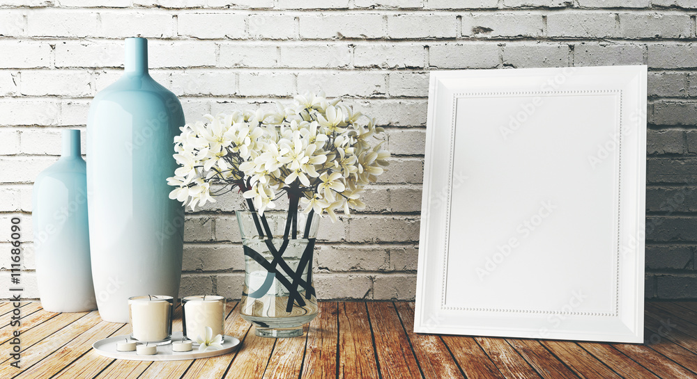 Cornice bianca su muro con vasi e fiori arredo