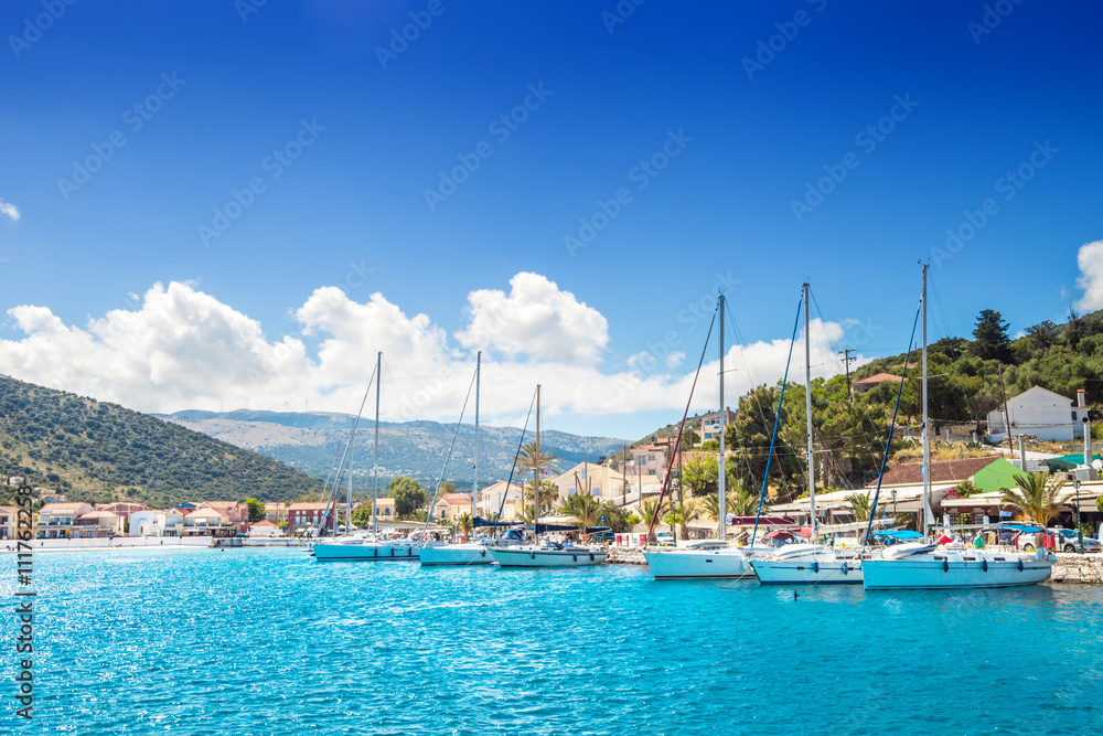 希腊凯法洛尼亚海滨小镇的帆船港
