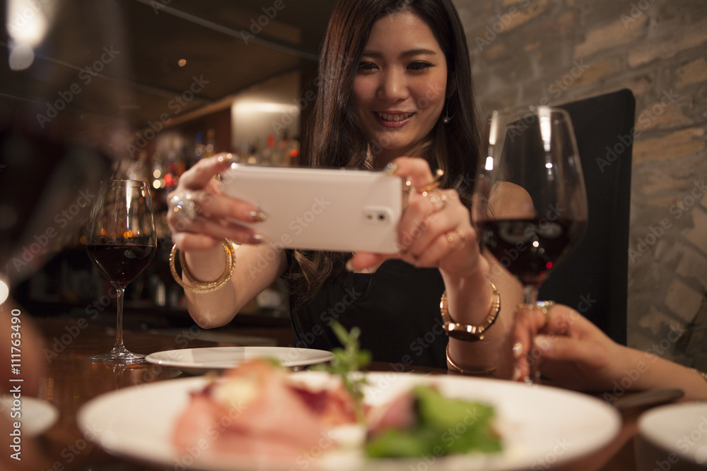 Young women have taken the appetizer photo of a smartphone
