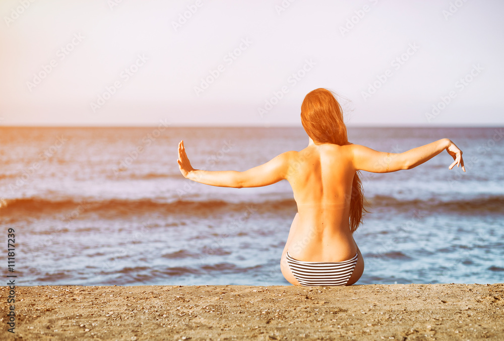 暑假海滩上的女人享受着炎炎烈日