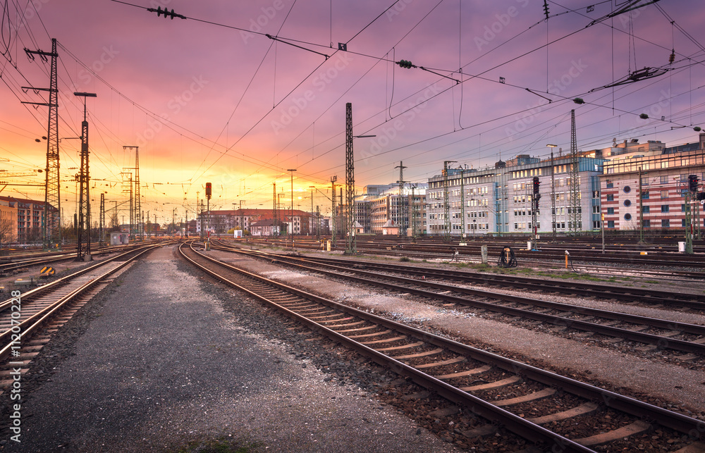 工业景观。德国纽伦堡火车站。背面是五颜六色的日落下的铁路