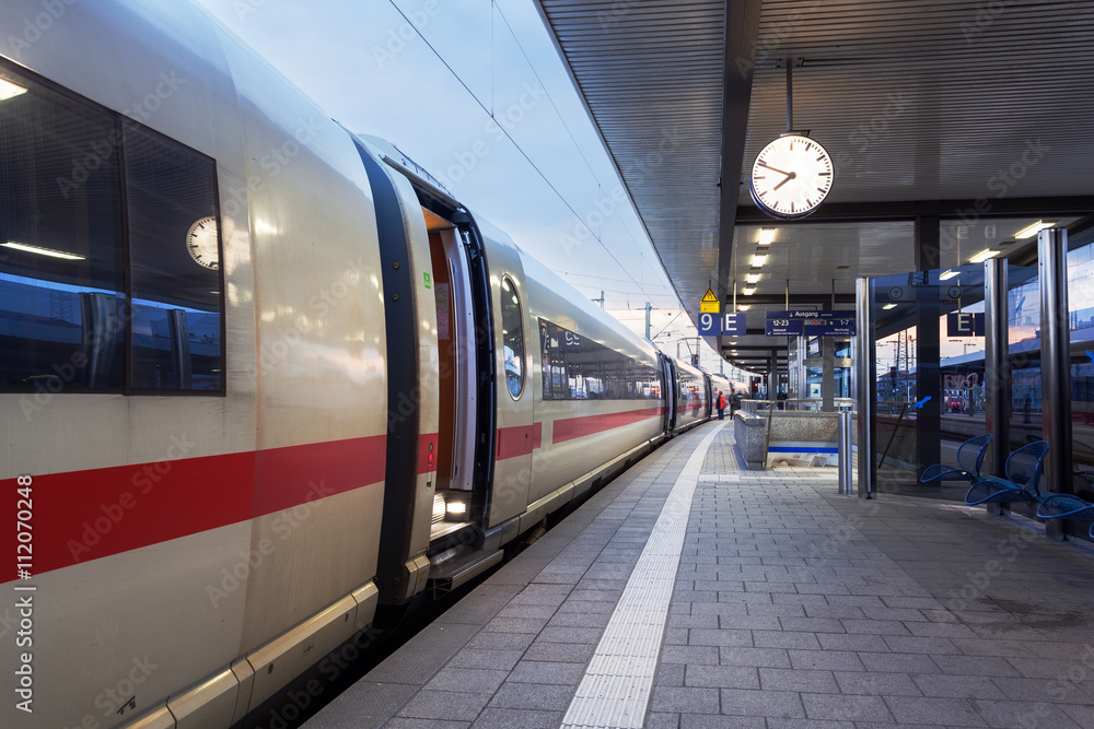 铁路站台上的高速客运列车。德国纽伦堡火车站。