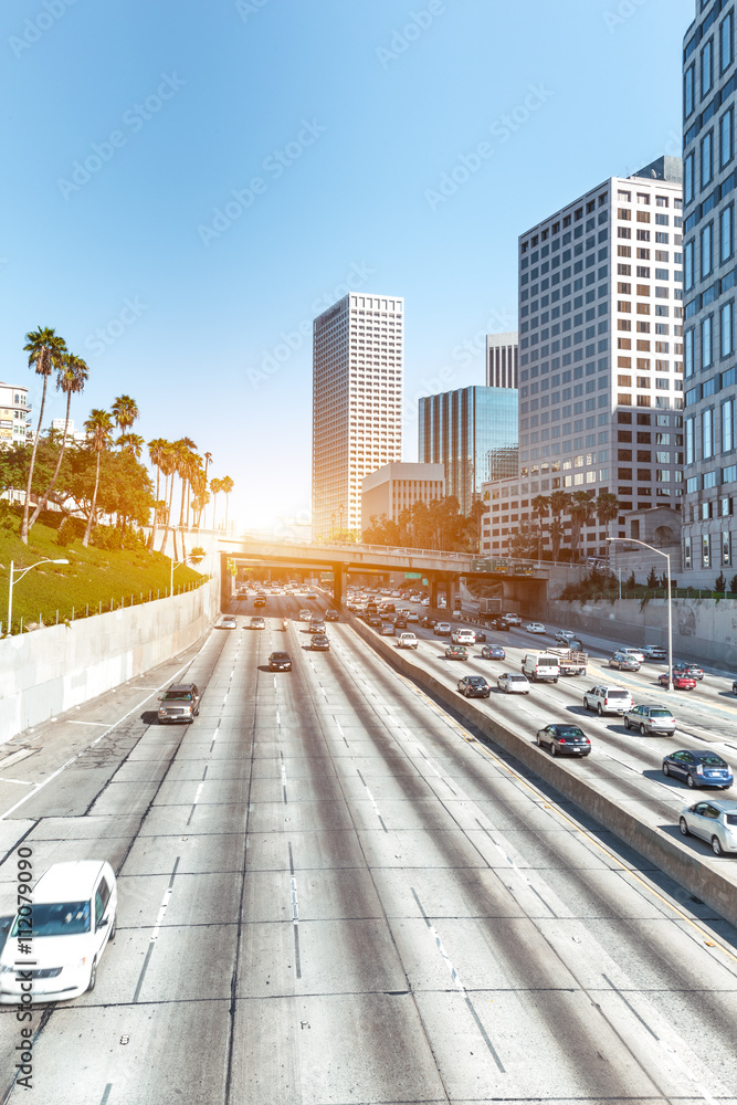 晴天洛杉矶市中心道路交通繁忙