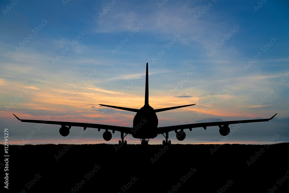 美丽日落下的航空公司客机剪影