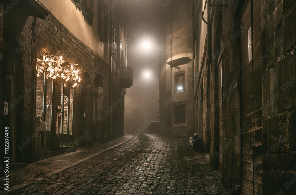 雾蒙蒙的夜晚，古老的欧洲中世纪小镇狭窄空旷的街道。拍摄于阿尔塔城贝加莫。