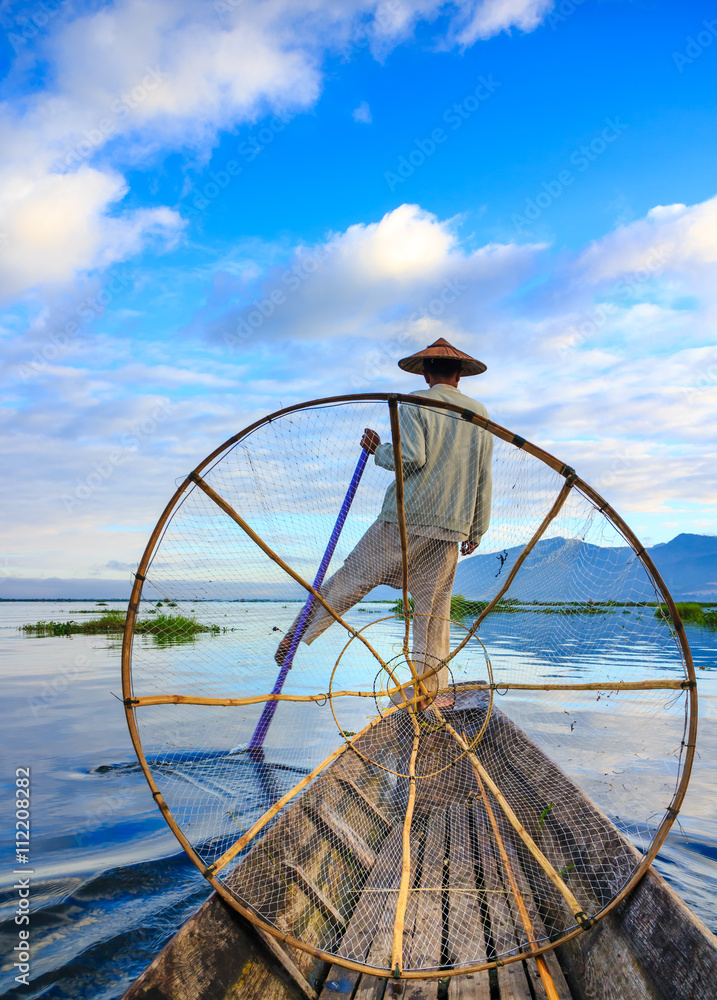 缅甸掸邦因乐湖日出时的渔民
