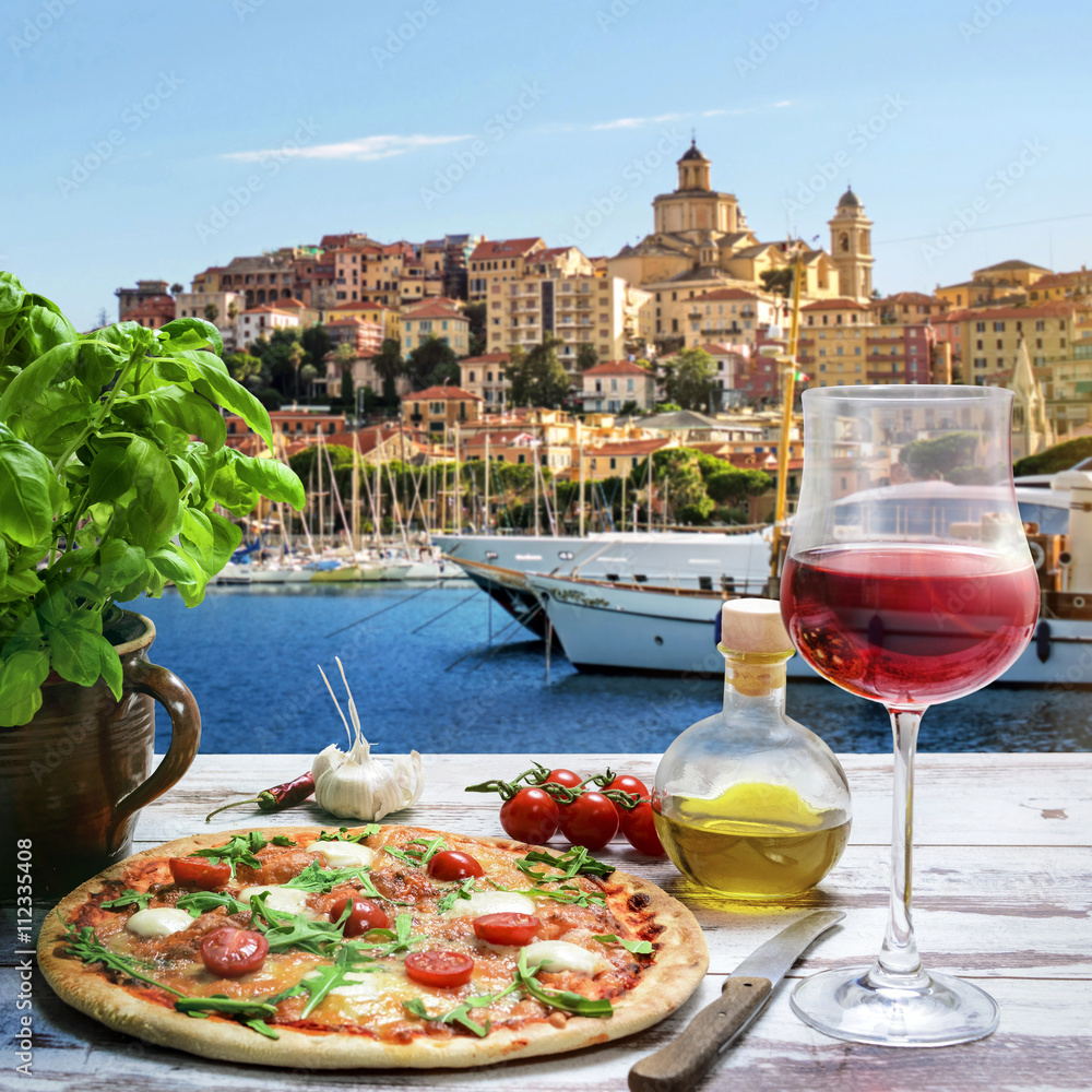 Pizza und Wein im Hafen von Imperia/意大利