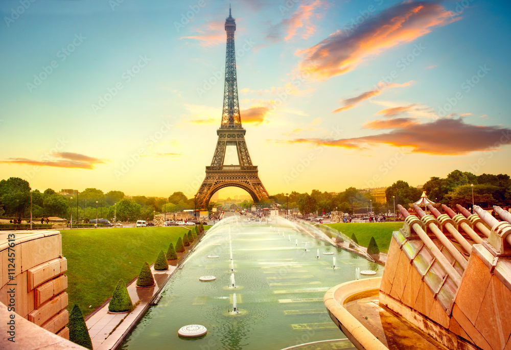 日出时的埃菲尔铁塔和特罗卡德罗花园的喷泉，法国巴黎