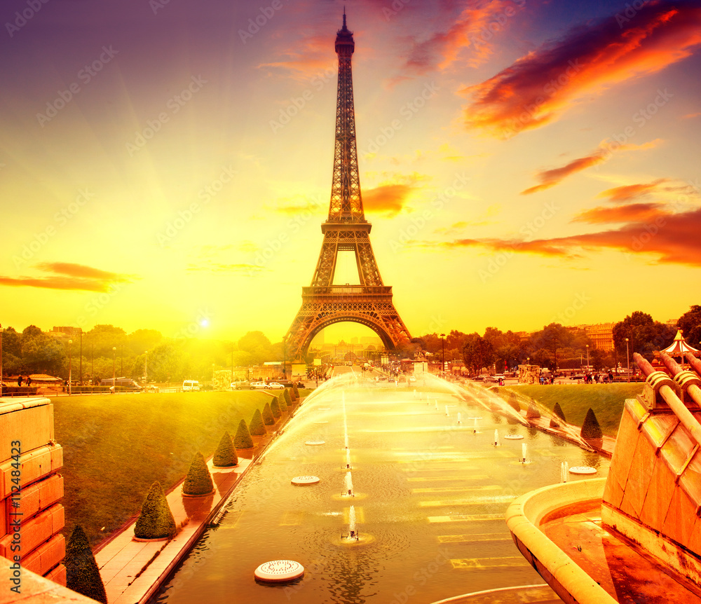 日出时的埃菲尔铁塔，法国巴黎