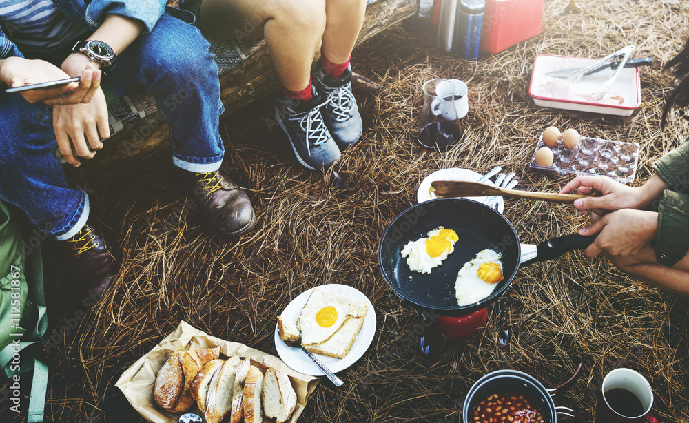 早餐豆蛋面包咖啡露营旅行概念