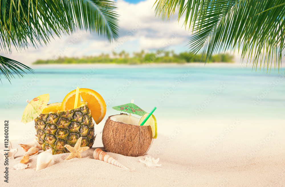 带夏日饮品的沙质热带海滩