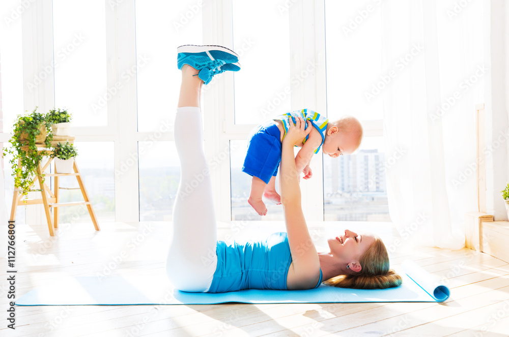 运动妈妈在家带娃健身瑜伽