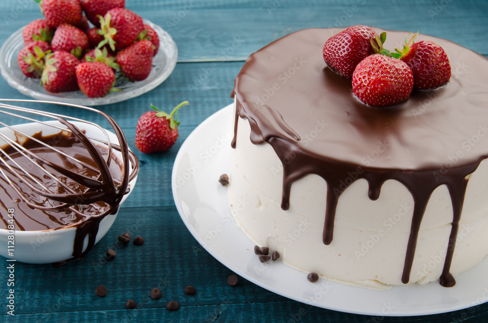 蛋糕的制作过程。巧克力甘纳许草莓糖霜。