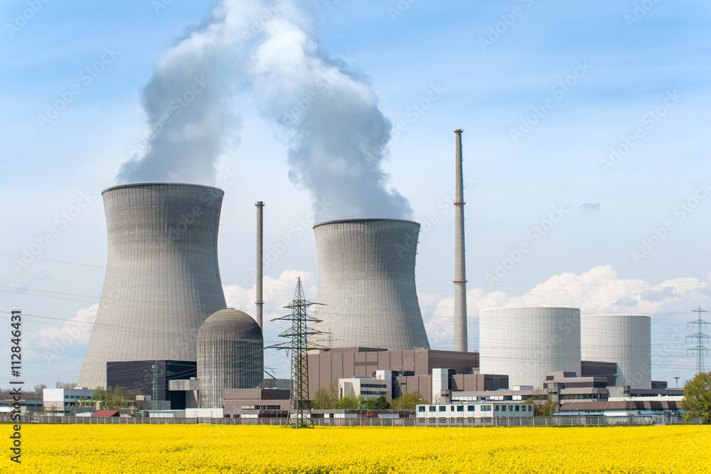 核电能源概念-带黄色f的核电站