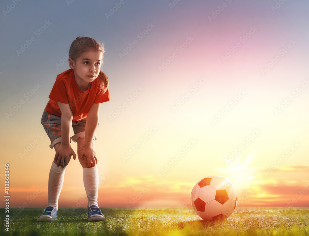 孩子踢足球。
