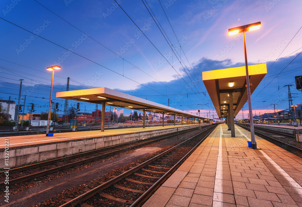 美丽的夜间工业景观，德国纽伦堡的现代化火车站。铁路平台