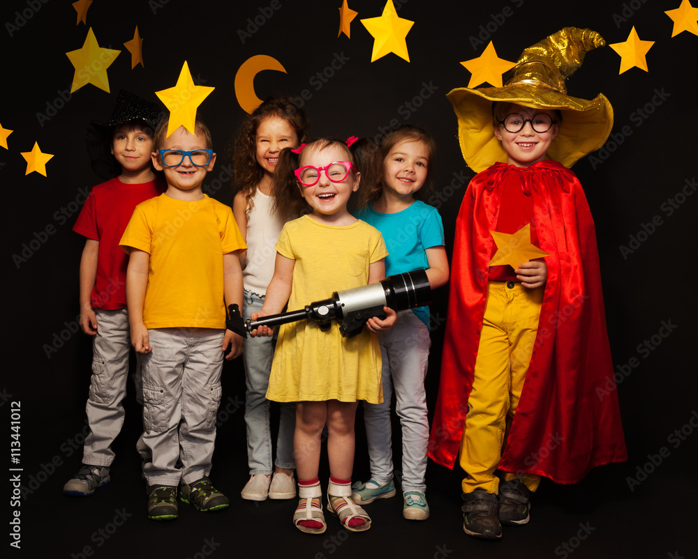 六个穿着带望远镜的观星服的孩子