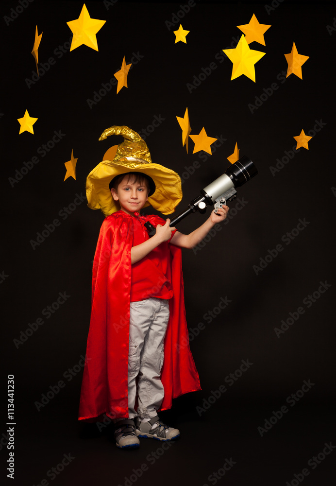 六岁男孩用望远镜玩观星游戏