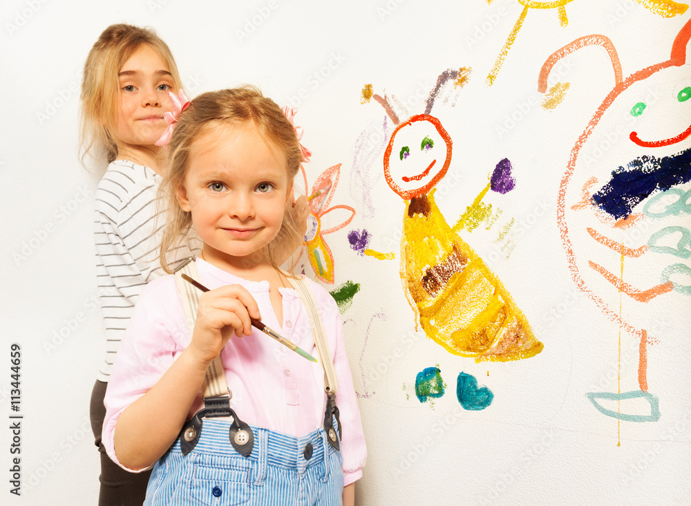可爱的小女孩用画笔画有趣的虫子