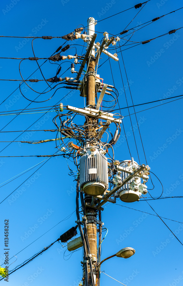 日本的电力线电缆和变压器