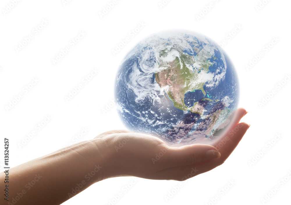 地球在女人手中闪耀。拯救世界、环境等概念。