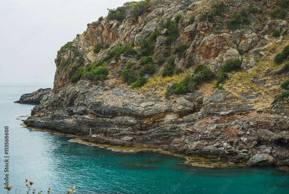 地中海地区土耳其的带悬崖的绿松石海湾