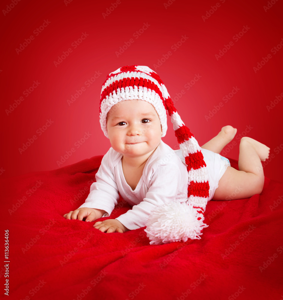 婴儿戴红白针织帽