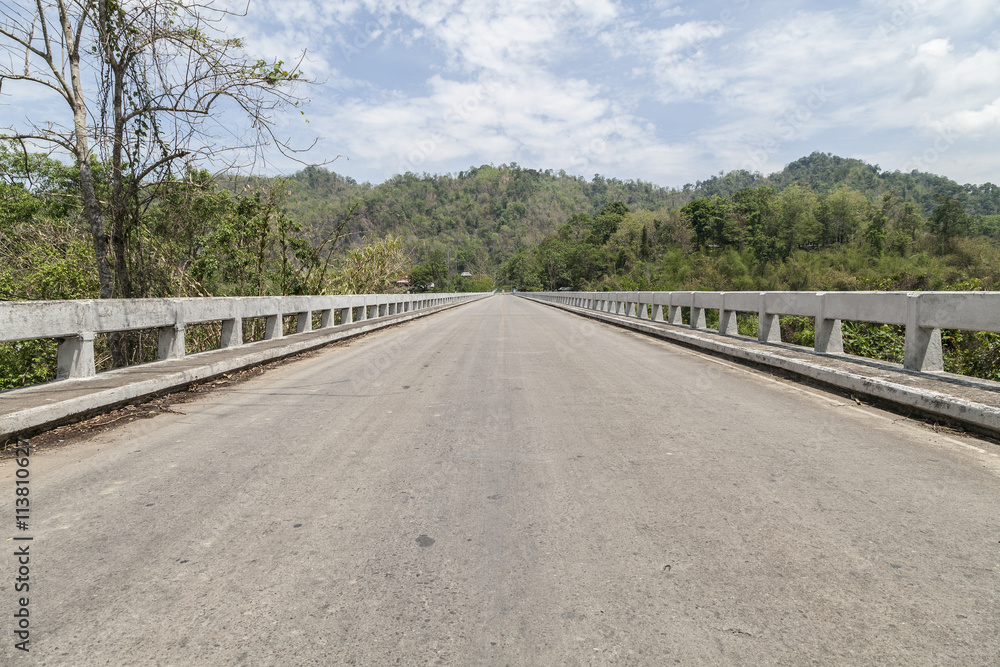 泰国堪察那布里的旧水泥桥。
