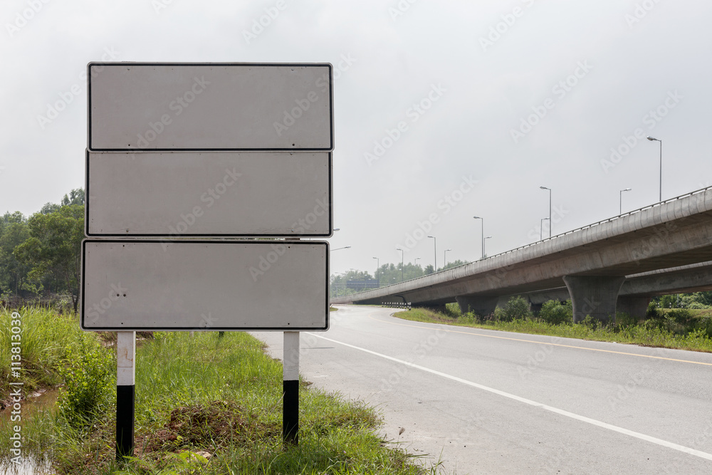 高速公路上的空白路标。