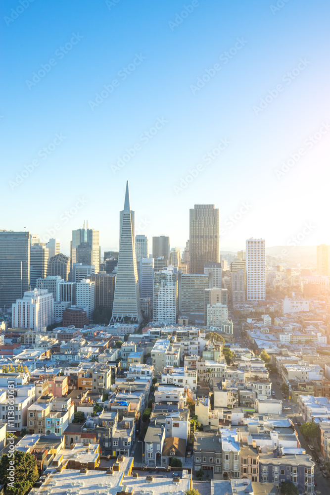 日出时旧金山的城市景观和天际线
