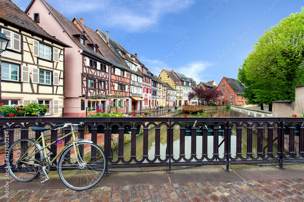 科尔马色彩缤纷的传统法国房屋，si上有自行车