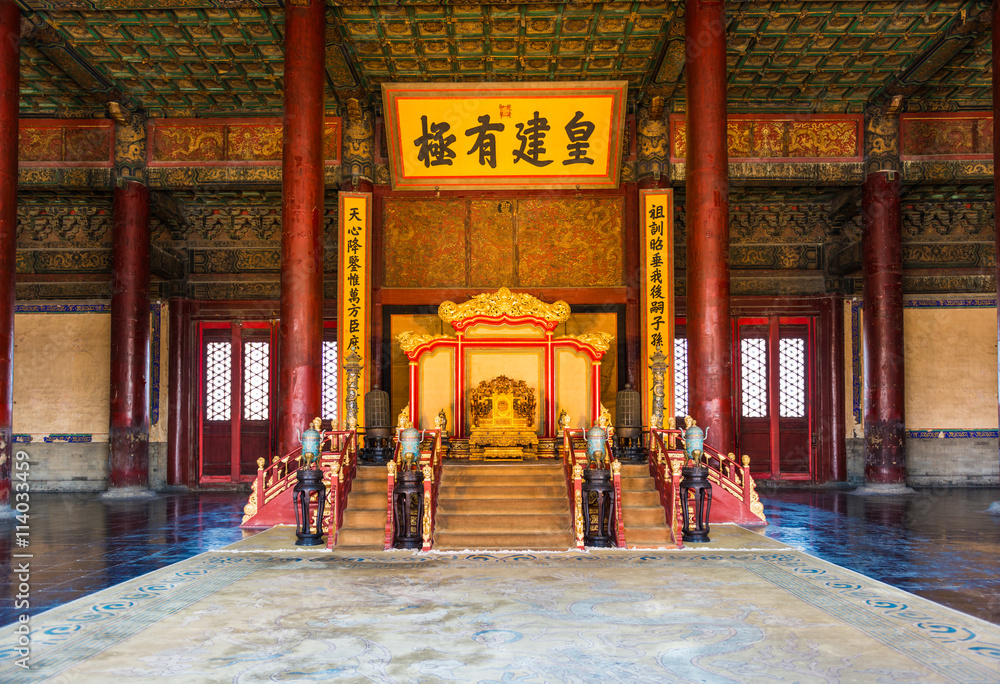 中国皇帝在紫禁城登基。紫禁城建于1420年，是一座非常著名的紫禁城