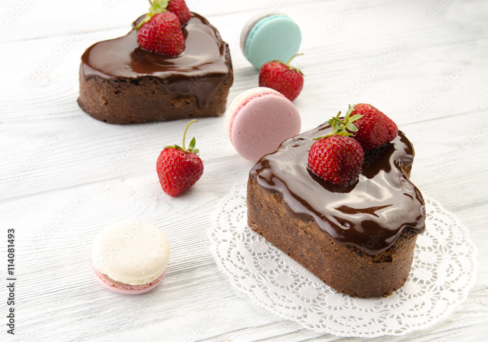心蛋糕配马卡龙。木底新鲜草莓巧克力蛋糕。顶部