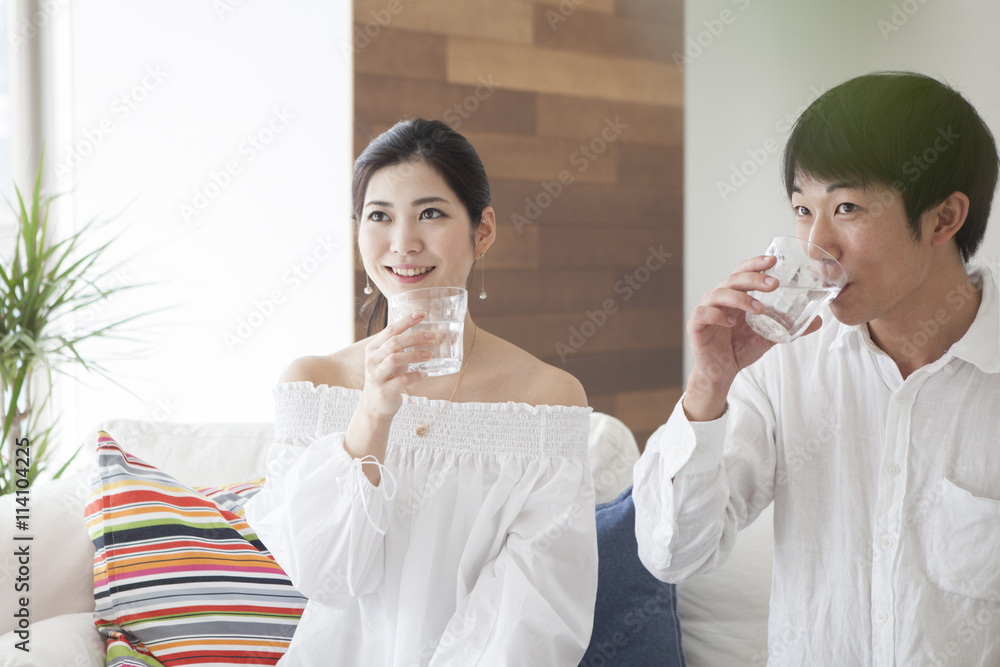 年轻夫妇喝一杯水