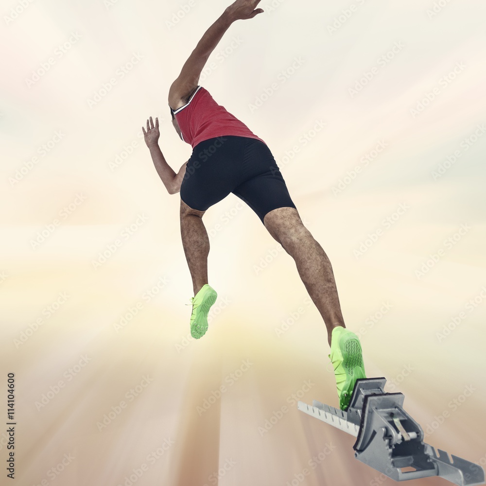 男运动员从起跑线上奔跑的合成图像