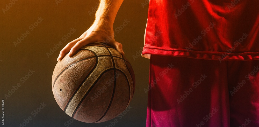篮球运动员拿着的篮球特写