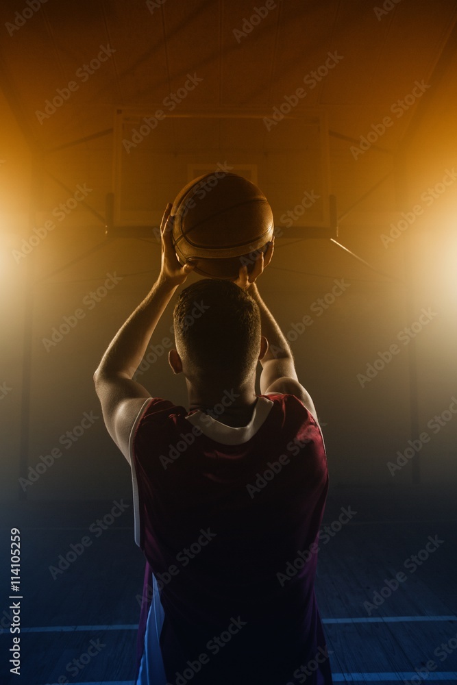 篮球运动员正准备得分的肖像