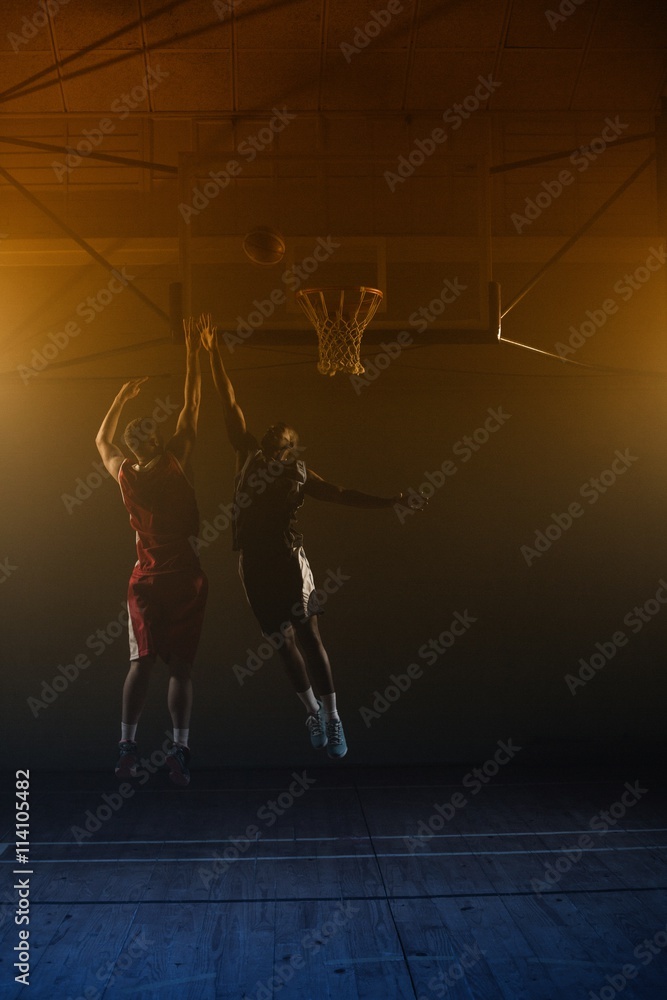 两名篮球运动员：一次投篮，一次跳跃