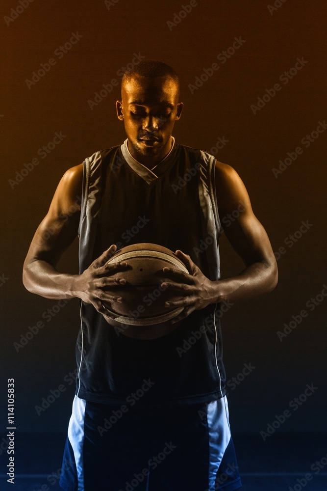篮球运动员持球肖像