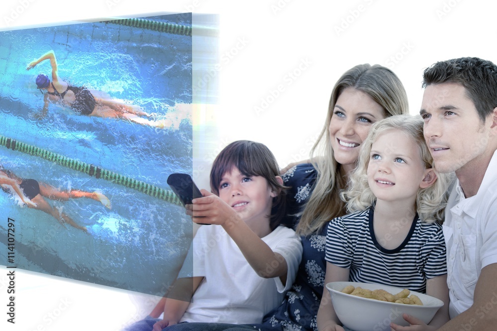 微笑的一家人在电视上看电影的合成图像