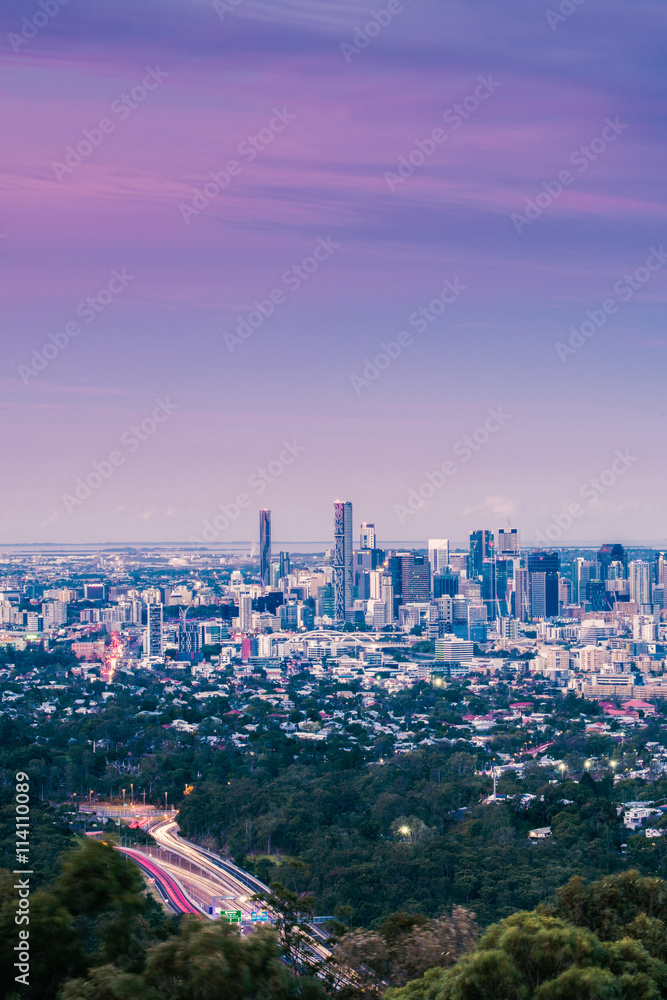 晚上从库塔山俯瞰布里斯班市。澳大利亚昆士兰。