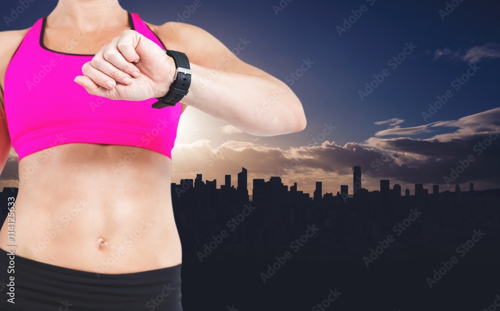 女运动员观看智能手表的合成图像