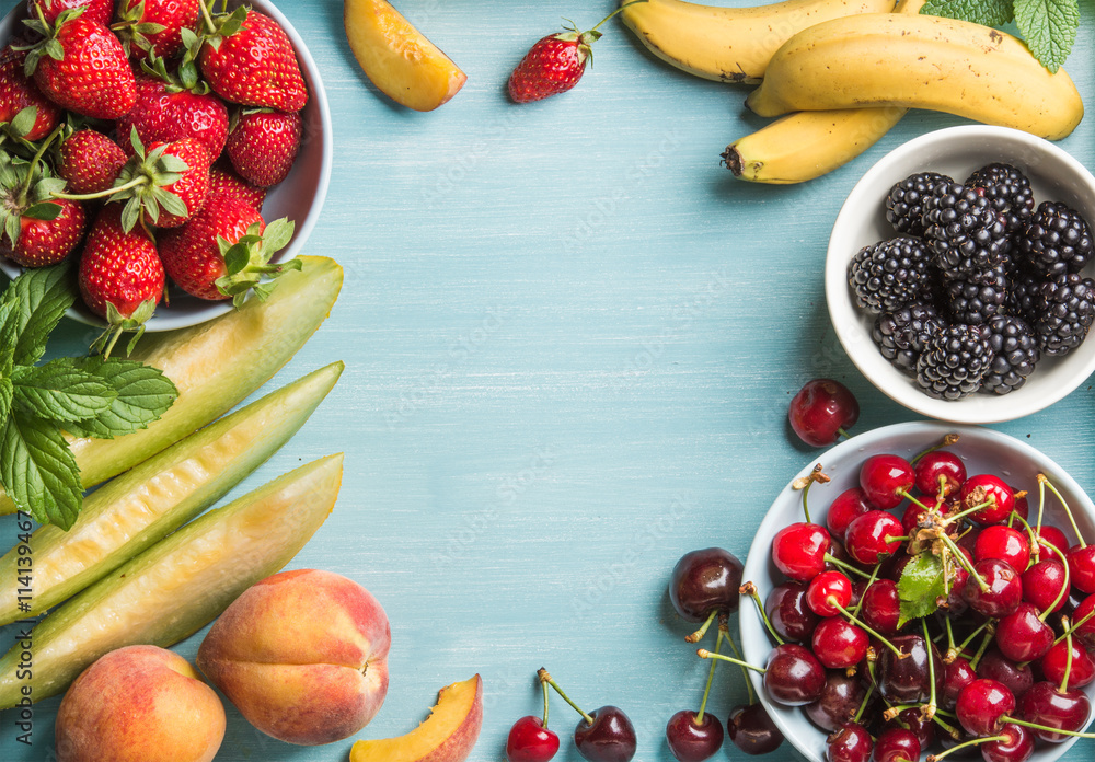 健康的夏季水果品种。甜樱桃、草莓、黑莓、桃子、香蕉、甜瓜sl