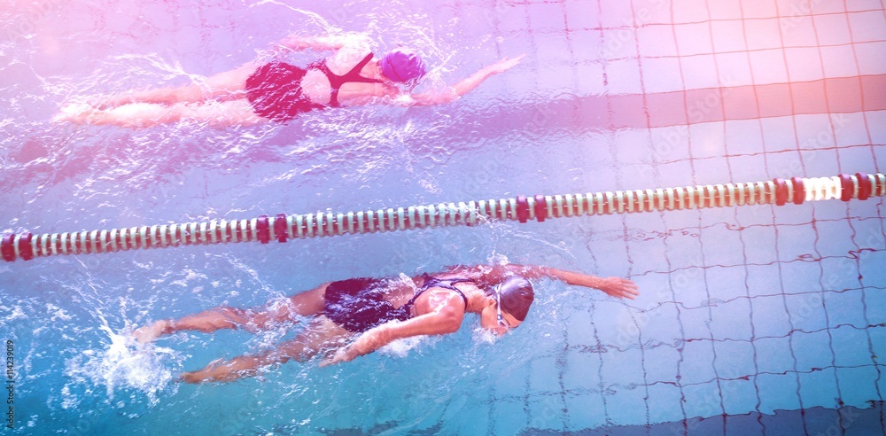 女子游泳运动员在游泳池比赛