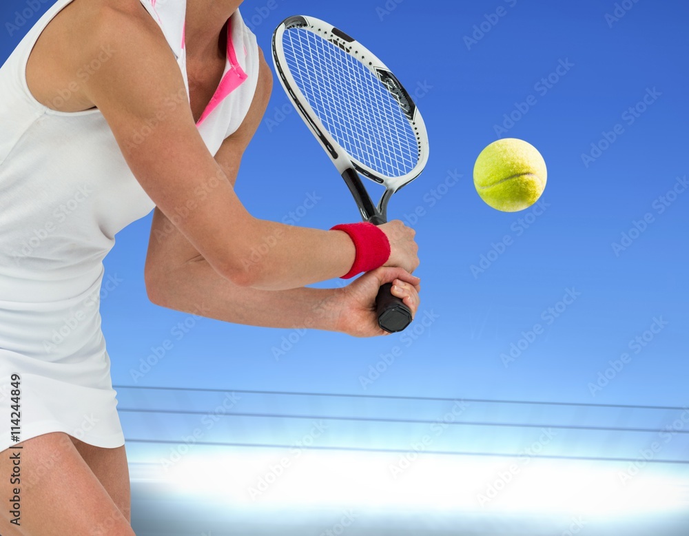 运动员用球拍打网球的合成图像