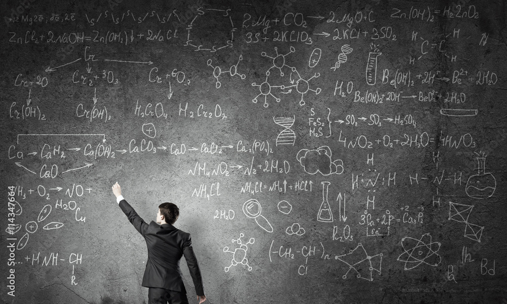 科学家在黑板上写公式