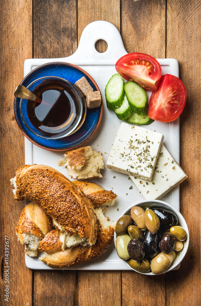 土耳其传统早餐，配羊乳酪、蔬菜、橄榄、西米百吉饼和茶