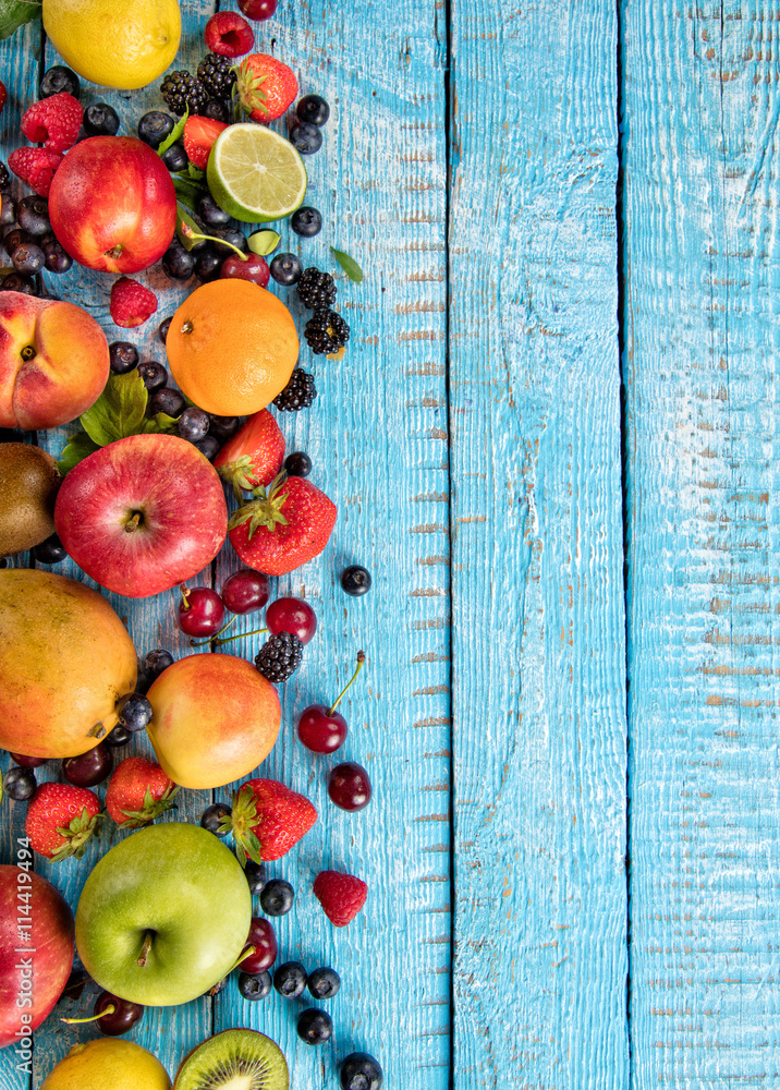 新鲜水果混合物放在旧木板上