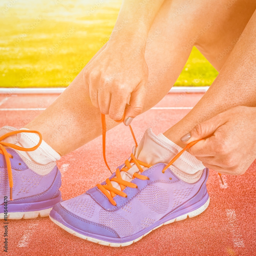 女运动员系跑鞋的合成图